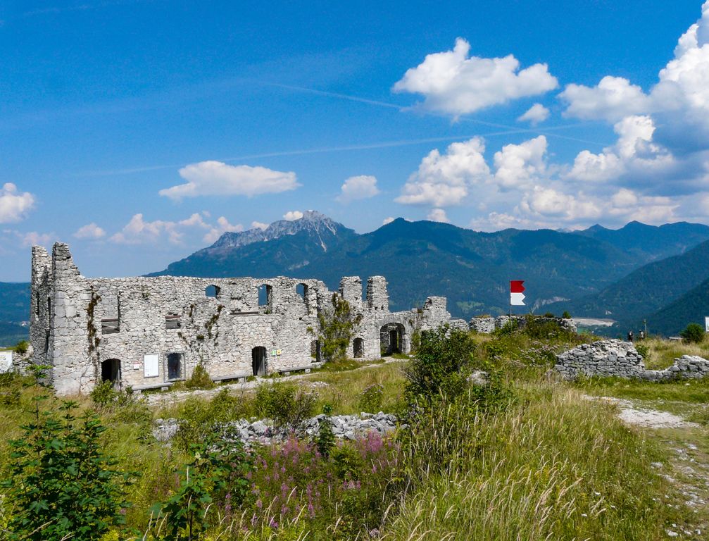 Festung Schlosskopf - Reutte - Heute ist die gesamte Burgenwelt Ehrenberg eine der größten Touristenattraktionen in der Naturparkregion Reutte. - © <a href="https://papa-wanderwolle.jimdofree.com/2020/10/06/burgenrunde-auf-dem-ehrenberg/" target="_blank">Wolfgang Berres auf papa.wanderwolle</a>